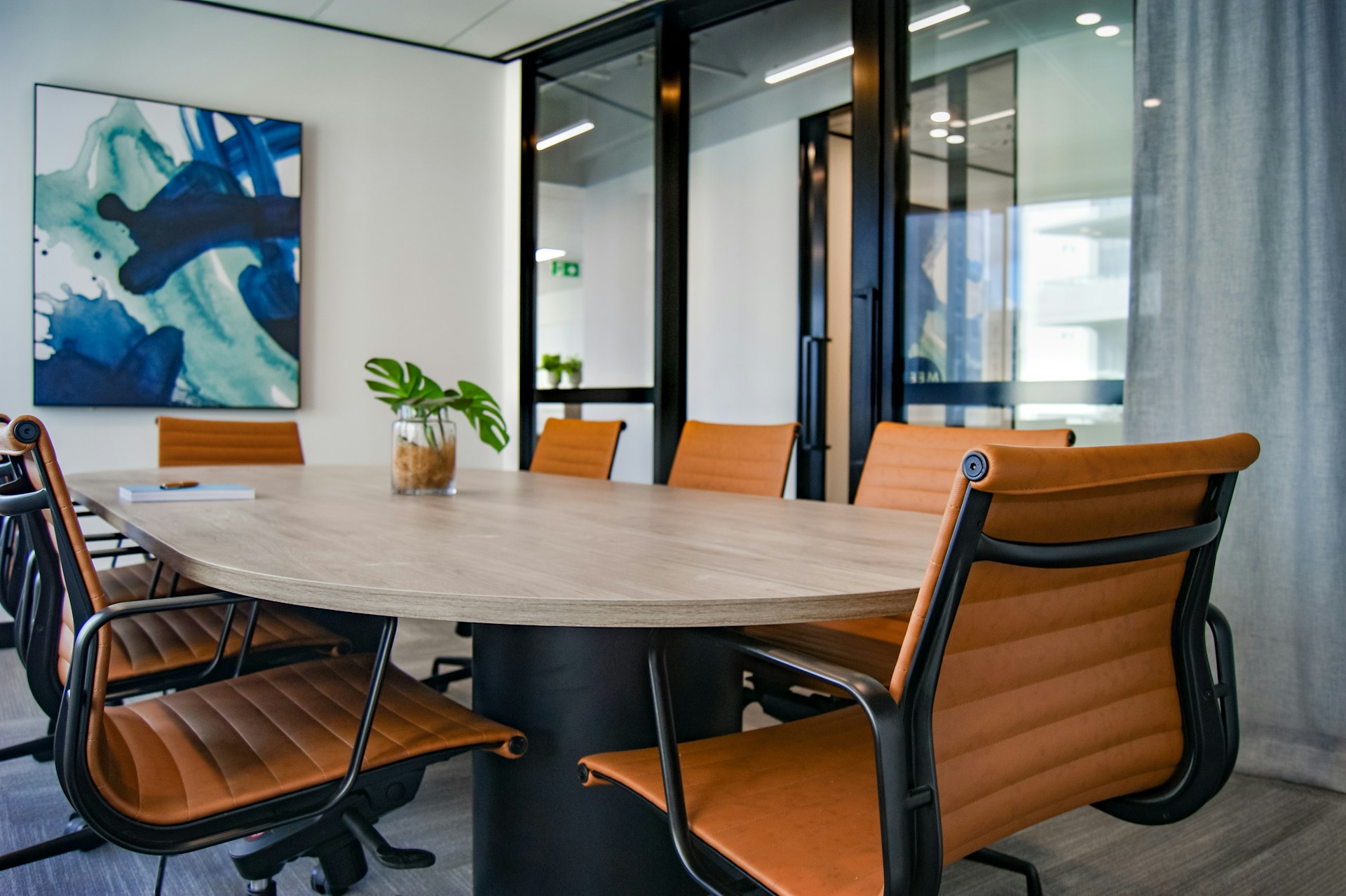 Ufficio con tavolo in legno